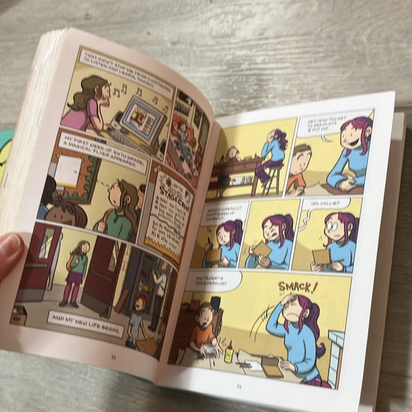 4 x graphic novels by Raina Telgemeier. Smile , Drama , Sisters and Ghosts - Picture 4 of 8